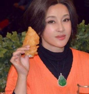 娱乐圈内吃瓜的明星,明星们如何成为吃瓜群众的新宠 第3张 娱乐圈内吃瓜的明星,明星们如何成为吃瓜群众的新宠 第3张